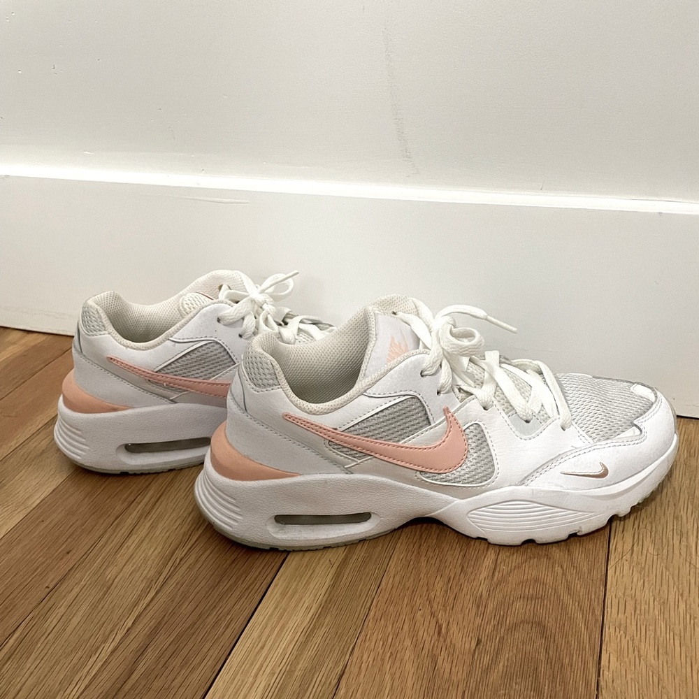 Nike Women's Air Max Running Fusion sneakers size 9 White with Grey and Coral